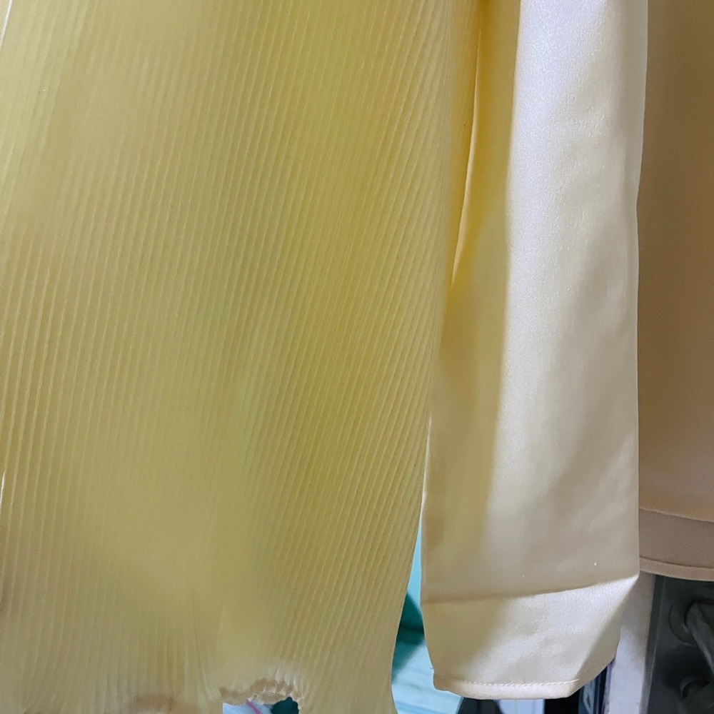 Madame cream top with pleated sleeves! - Picture 5 of 7